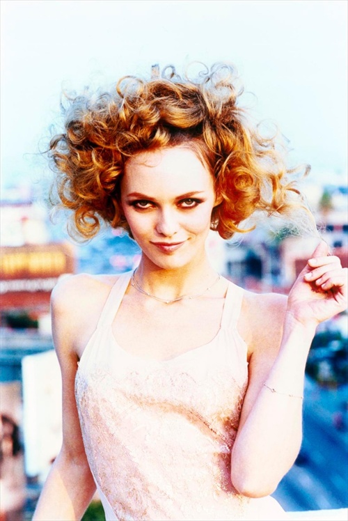 vanessa_paradis_2002_by_ellen_von_unwerth08.jpg