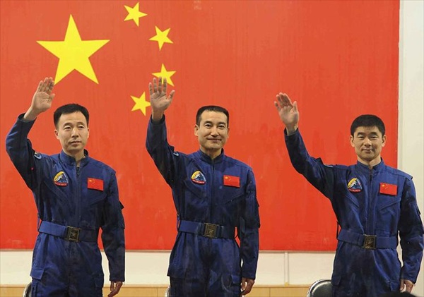 Китай запустил в космос троих человек