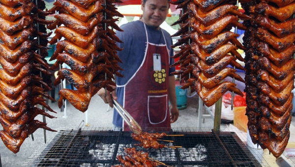 Куала-Лумпур, Малайзия. Куриные крылышки на одном из рынков для разговения. 