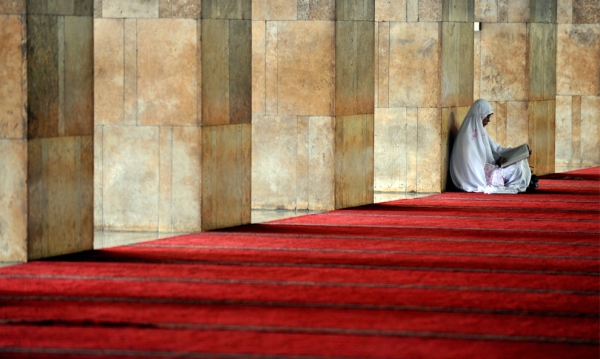 Джакарта, Индонезия. Чтение Корана в одной из мечетей во время поста.