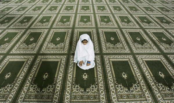 Палестина. Юная мусульманка совершает молитву в одной из палестинских мечетей.
