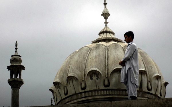 Пешавар, Пакистан. Молитва на крыше мечети.