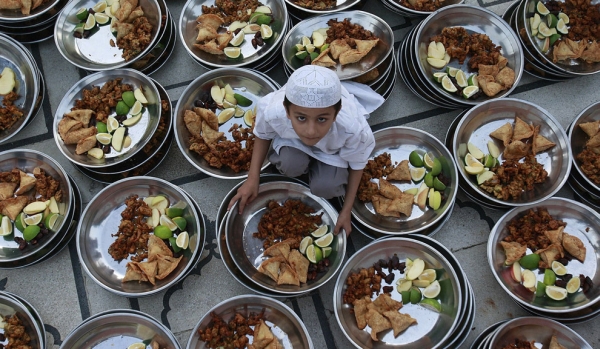 Карачи, Пакистан. Приготовление пищи для ифтара.