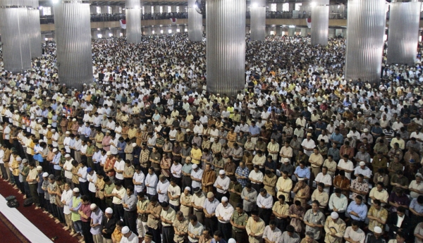 Джакарта, Индонезия. Пятничная молитва в одной из самых больших мечетей юго-восточной Азии. 