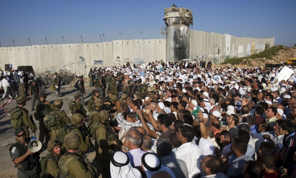 Иерусалим, Израиль. Полиция сдерживает палестинцев, направляющихся в мечеть Аль Акса.