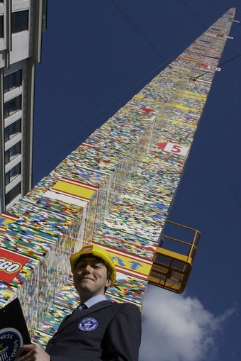 На сооружение башни-рекордсмена ушло около 500 тысяч деталей конструктора