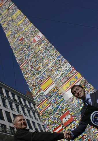 30-метровая башня из кубиков Лего