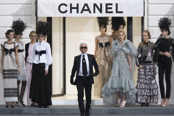 Карл Лагерфельд (Karl Lagerfeld) представил в Париже весенне-летнюю коллекцию одежды для дома Chanel