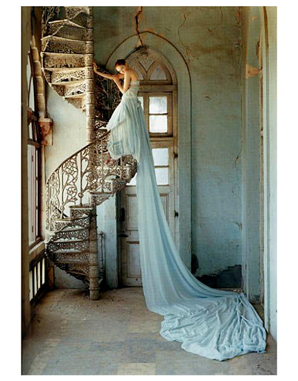 fashion_camera_work_tim_walker_lily_cole_and_spiral_staircase.jpg