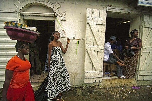 Модель Ramatu Wurie на фотосъемке коллекции Aschobi Designs в Сьерра-Леоне