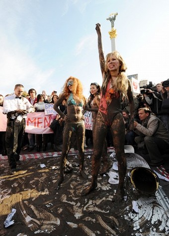 Студентки на Майдане устроили бои в грязи