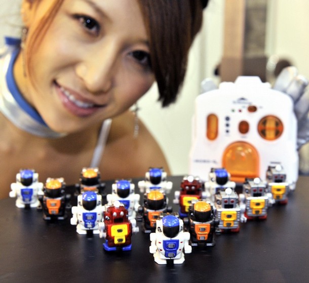 robo_japan_takara_tomy_robo_q_worlds_smallest_humanoid_robots.jpg