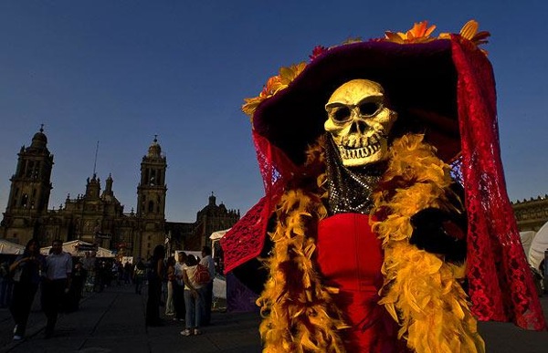 halloween_day_of_the_dead_mexico_zocalo_square.jpg
