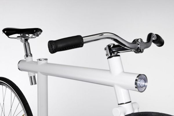 Белый велосипед с необычной рамой для ценителей минимализма