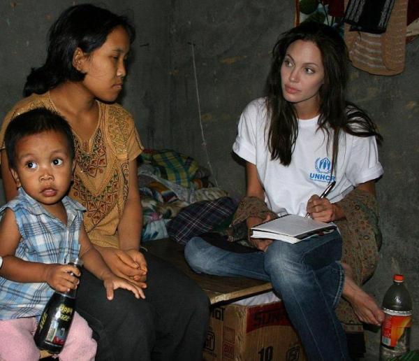 Анжелина Джоли Лагерь Мьянмасских и Афганских беженцев, Афганистан