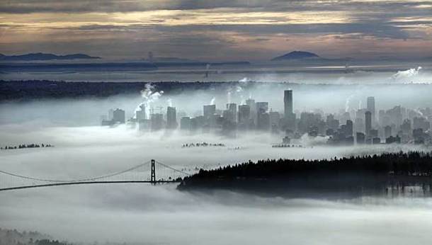 vancouver_lions_gate_bridge_fog.jpg