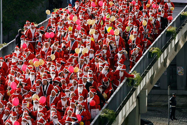 Парад Санта-Клаусов в Порто Португалия