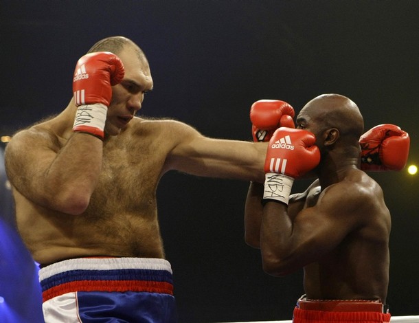 Николай Валуев победил легендарного американского боксера Эвандера Холифилда
