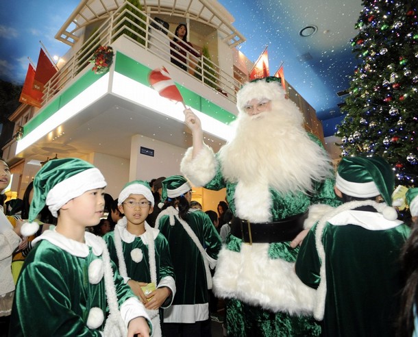 christmas_santa_claus_ecological_friendly_kidzania_theme_park_tokyo.jpg