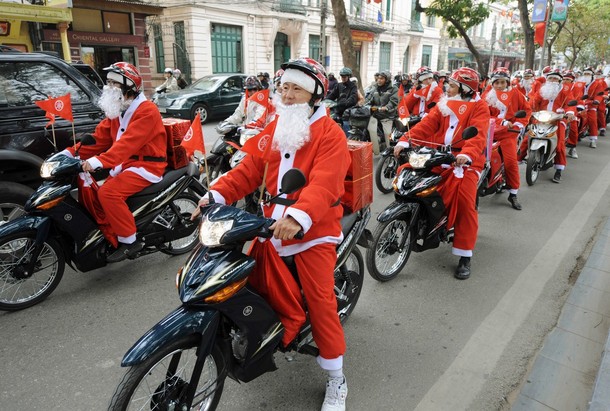 christmas_santa_claus_parade_hanoi.jpg