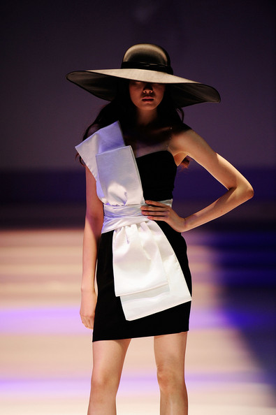 hong_kong_fashion_week_an_yoon_jung_ans_supreme_korea_artists_fashion_show.jpg