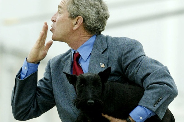 george_w_bush_barney_dog_flying_kiss.jpg