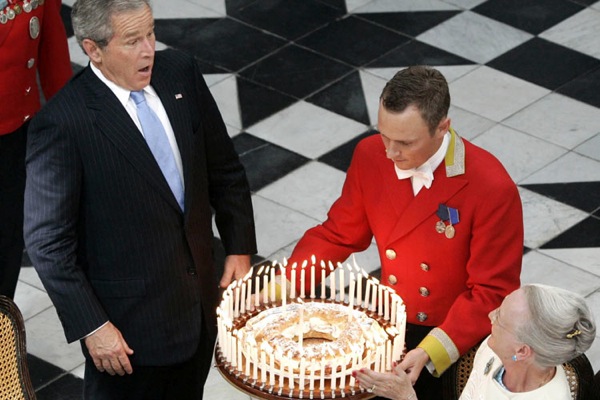 george_w_bush_danish_royal_palace_baquet_2005_queen_margarets_birthday_cake.jpg