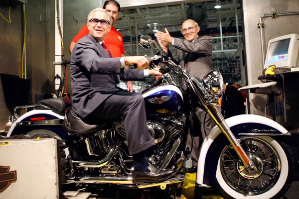 george_w_bush_harley_davidson_plant_2006.jpg