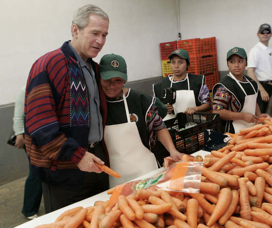 george_w_bush_labradores_mayas_packing_station_march12_2007_guatemala.jpg