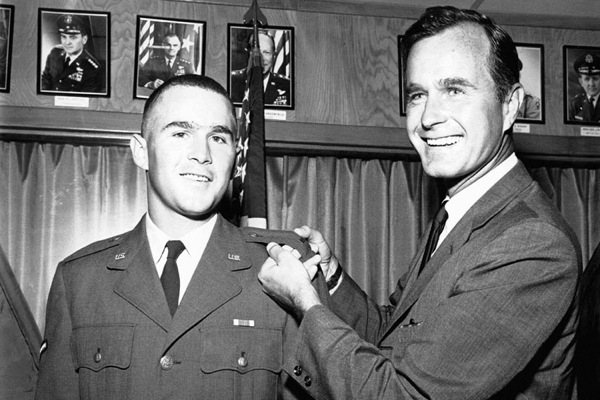 george_w_bush_pilot_with_dad.jpg