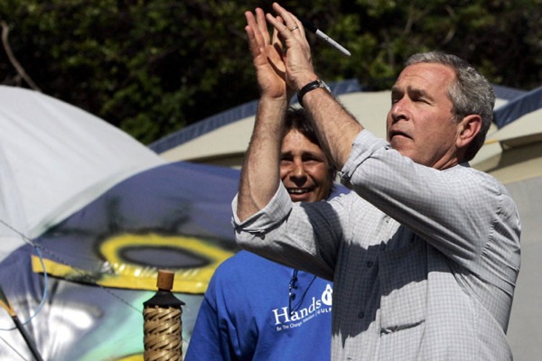 george_w_bush_signing_autographs_april17_2006.jpg