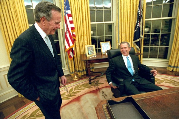 george_w_bush_with_dad_oval_office.jpg