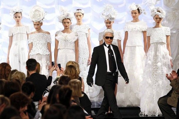 Карл Лагерфелд на показе высокой моды Chanel Весна Лето 2009 