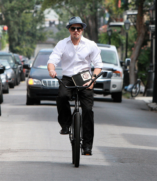 Брэд Питт на велосепиде на улице Нового Орлеана