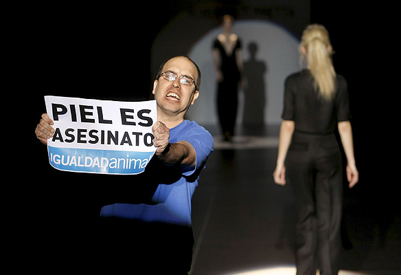 protest_at_roberto_torretta_show_cibeles_fasahion_week.jpg