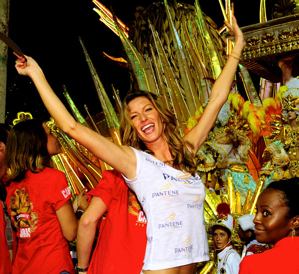 Жизель Бюндхен на карнавале в Рио-де-Жанейро