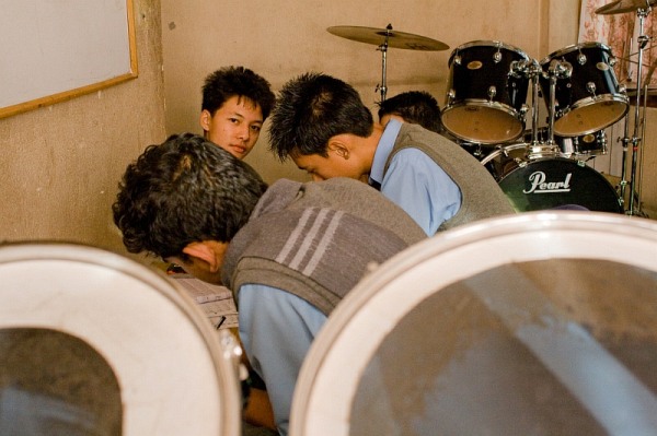 nepal_kathmandu_rockschool_pupils_in_a_drumclass_IMG_0686.jpg