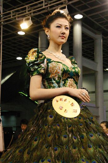 платье из 2009 перьев павлина