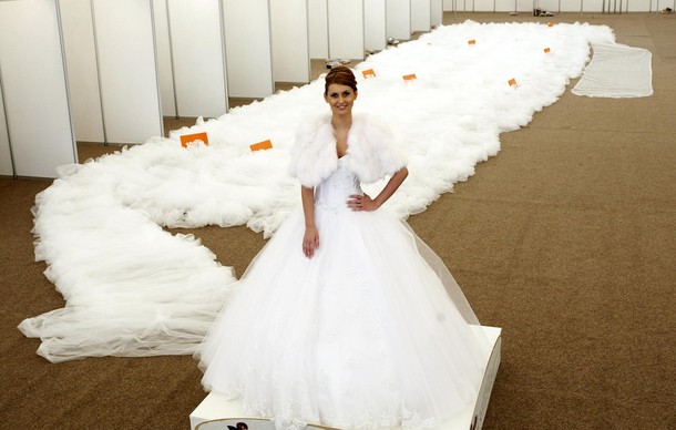 Самое длинное свадебное платье, расшитое семью тысячами сверкающих кристаллов Swarovski