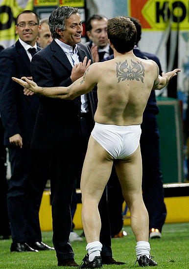 sport_inters_coach_jose_mourinho_streaker.jpg