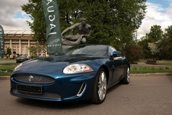 Jaguar представил в России новые заряженные XFR и XKR 