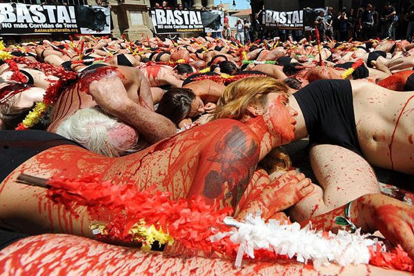 В Испании прошла акция против традиционных забегов быков
