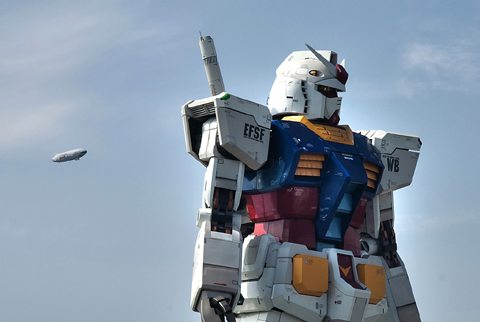 18-метровая статуя робота Gundam в Токио