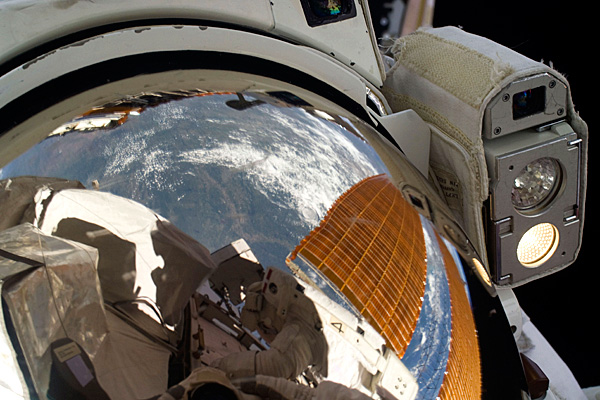 space_shuttle_endeavour_outer_space03.jpg