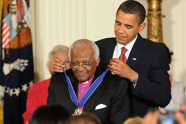 Barack Obama presents the 2009 Presidential Medal of Freedom to Desmond Tutu