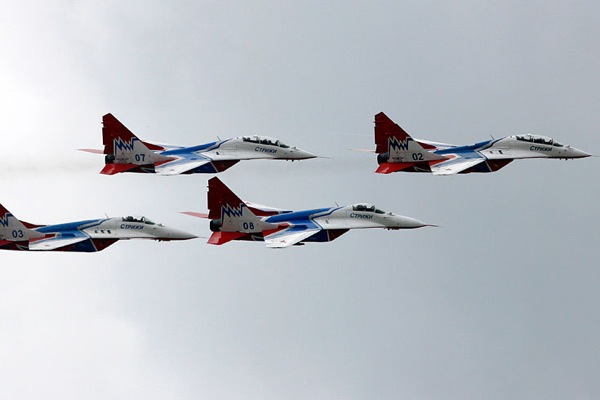 maks2009_aviashow_mig-29_formation.jpg