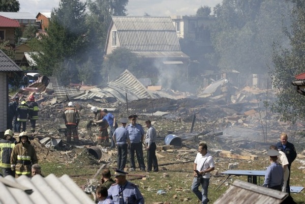 maks2009_aviashow_russkie_vityazi_su-27_crash3.jpg