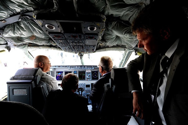 maks2009_aviashow_sukhoi_superjet_100_cockpit.jpg