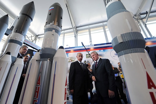 maks2009_aviashow_vladimir_putin_anatoli_perminov_roscosmos.jpg