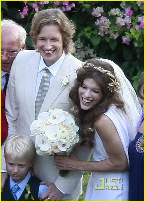 milla-jovovich-wedding-picture-01.jpg